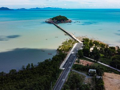 ข้ามสะพานเฉลิมสิริราช ท่องเที่ยวส่งเสริมเศรษฐกิจในชุมชน "เกาะแรต" จ.สุราษฎร์ธานี