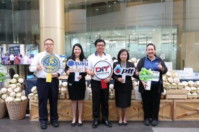 ปตท. เคียงข้างเกษตรกรไทย เปิดพื้นที่จำหน่ายมะพร้าวน้ำหอมบรรเทาผลผลิตล้นตลาด