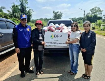 “บูรพาพาวเวอร์” ลุยน้ำนำถุงยังชีพและอาหารช่วยผู้ประสบภัย อ.พนมสารคาม-สนามชัยเขต